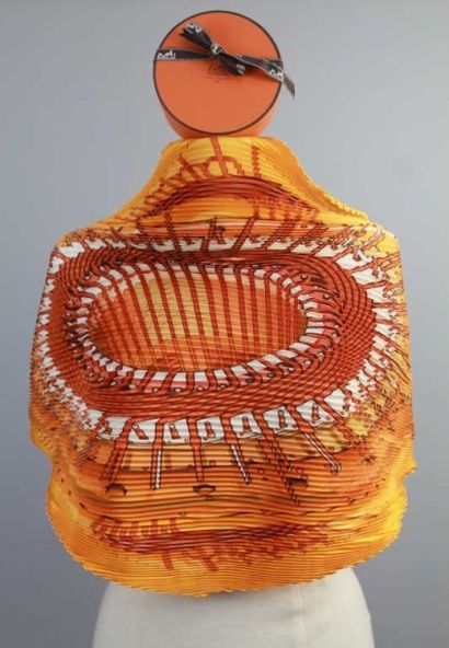 HERMES Foulard plissé orange en soie, modèle " Soucoupe volante " d'après P. Peron....
