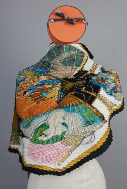 HERMES Foulard plissé en soie, modèle "Brise de charme " d'après J. Abadie. Très...