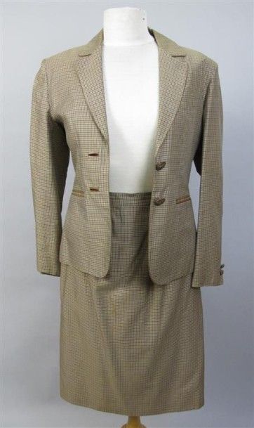 HERMES Tailleur "Chasseur" pied de poule, jupe droite et veste bordé de cuir, deux...