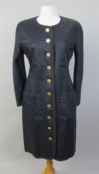 CHANEL boutique Robe manteau bleue marine en soie, quatre poches sur le devant et...