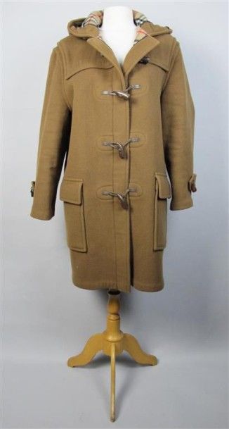 BURBERRY'S Duffle-coat marron en laine, deux poches sur le devant. Taille 42. Dans...
