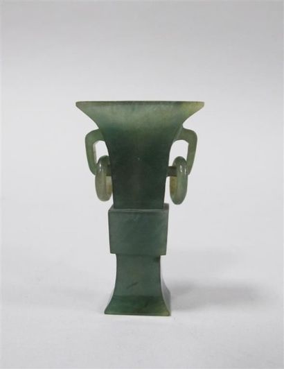 CHINE, XXe siècle. Vase à col évasé en serpentine...