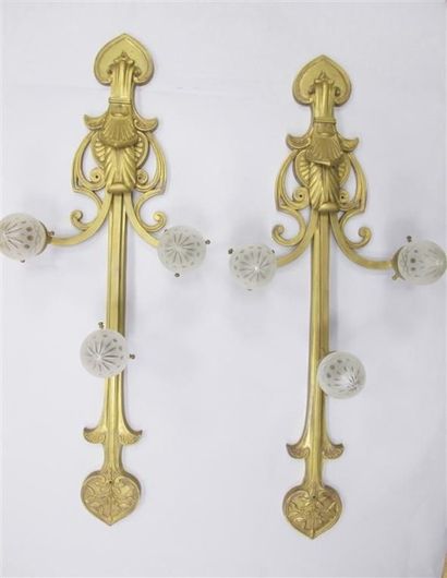 null Travail vers 1900. Paire d'appliques à trois lumières en bronze à décor de palmettes...