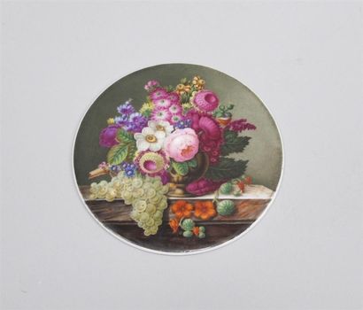 null PARIS, Début XIXe siècle. Plaque en biscuit peinte représentant un riche bouquet...