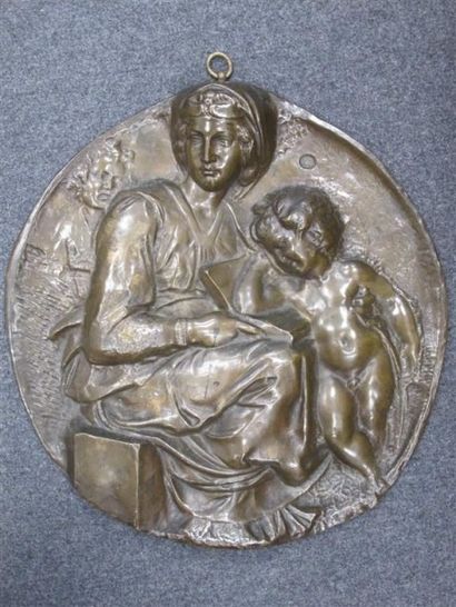 null Plaque ronde en bronze à décor repoussé d'une vierge à l'enfant, fonte Barbedienne....