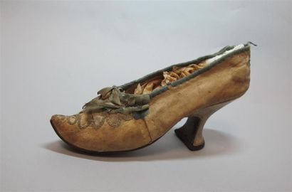 null Un soulier en cuir et satin. XVIIIe siècle. Dans l'état. L. 21 cm.