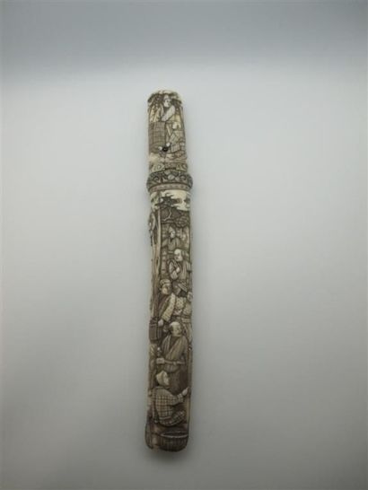 null JAPON, Epoque MEIJI (1868-1912). Tanto, fourreau en ivoire sculpté de personnages...