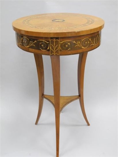 null Table de toilette ronde en placage et marqueterie d'enroulement sur la ceinture...