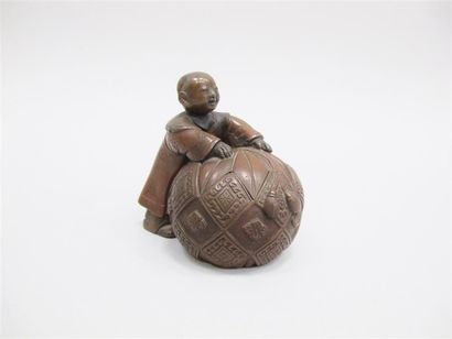 null JAPON, Epoque MEIJI (1868-19912). Groupe en bronze figurant un enfant tenant...