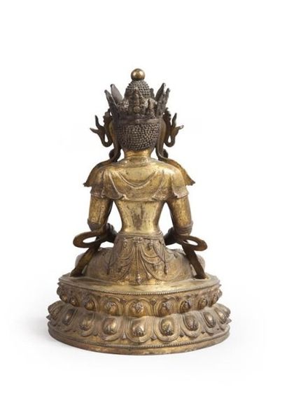 CHINE, Epoque KANGXI (1662-1722). Importante statuette d'Amitayus en bronze doré,...
