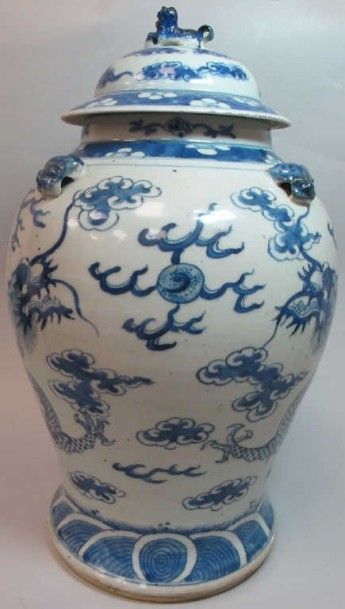 CHINE, XIXe siècle. Potiche couverte en porcelaine...