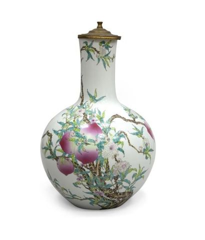 null CHINE, XXe siècle. Grand vase en porcelaine de forme Tianqiuping (sphère céleste)...