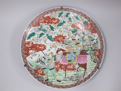 null JAPON, Epoque MEIJI (1868-1912). Plat en porcelaine émaillée polychrome à décor...