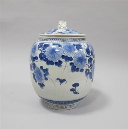 null JAPON, début XXe siècle. Pot couvert en porcelaine bleu-blanc à décor de chrysanthèmes...