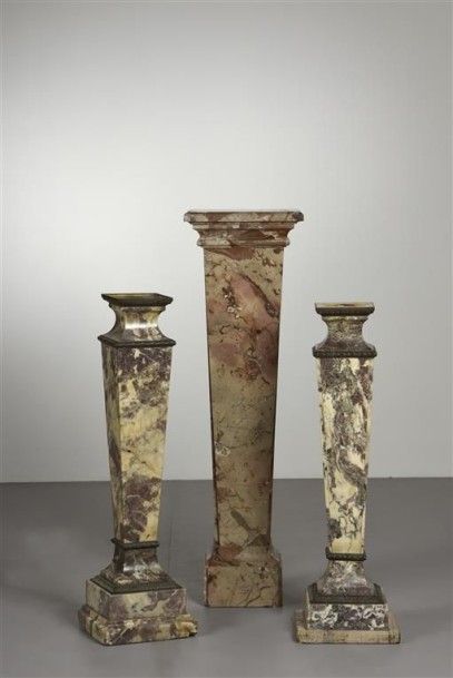 Deux colonnes de forme gaine en marbre veiné...