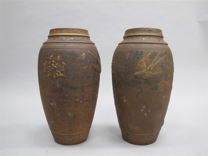 null Deux vases en terre cuite à décor ciselé et peint de feuilles, chrysanthèmes...