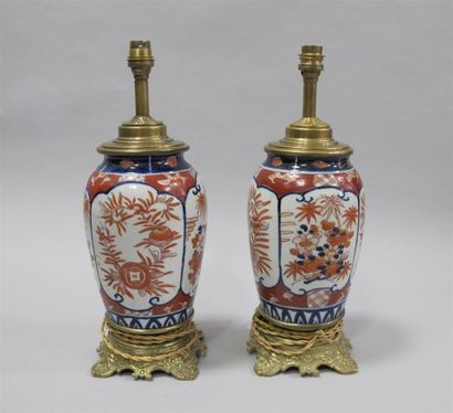 null Deux vases en porcelaine Imari à décor de fleurs dans des réserves, monture...