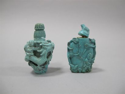 null CHINE, XXe siècle. Flacon tabatière en turquoise à décor d'un enfant et de fleurs....