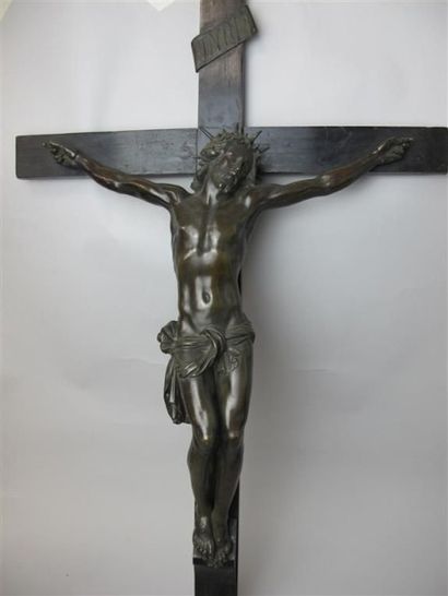 null Christ en bronze patine brune. XIXe siècle. 80 x 49 cm.