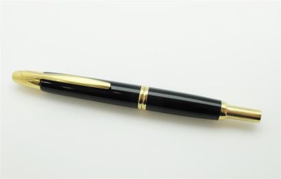 null PILOT Capless. Résine noire, plume or 18k.