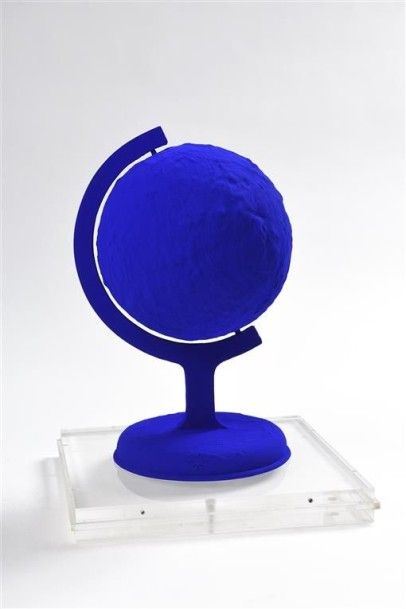 null Yves KLEIN (1928-1962). RP7-La Terre bleue, 1957, sculpture en résine recouverte...