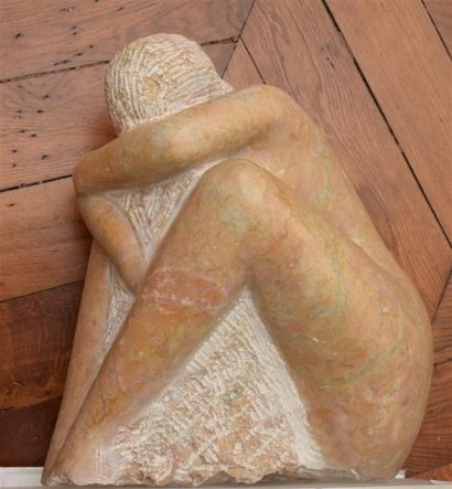 null Jacques LE BESCOND (né en 1945). Femme accroupie. Sculpture en marbre rose partiellement...