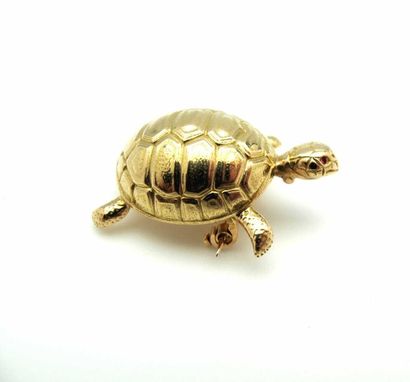 null Broche pendentif en or jaune 750°/oo (18 k), stylisant une tortue, les yeux...