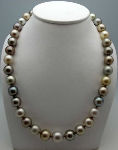null Collier composé d'un rang de 38 perles de culture de différentes couleurs d'origine...