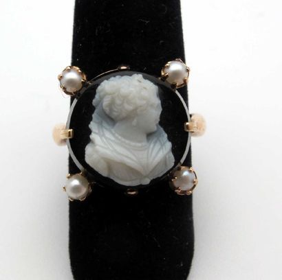 null Bague en or jaune 750°/oo (18 k), ornée d'un camée agate figurant une femme...