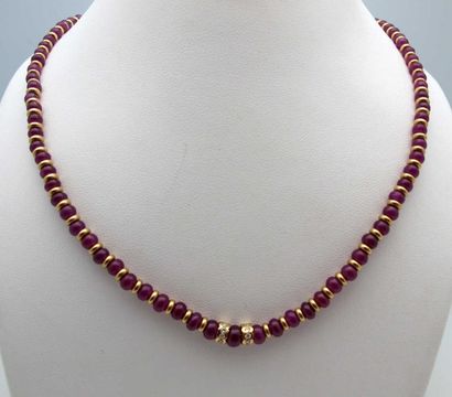 null Collier composé d'un rang de perles de rubis en légère chute de 3 à 5 mm, centré...