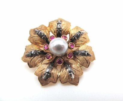 null Broche en or jaune 750°/oo (18 k), stylisant une fleur centrée d'une perle fine...