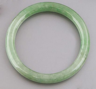 Bracelet rigide en jade jadéite de couleur...