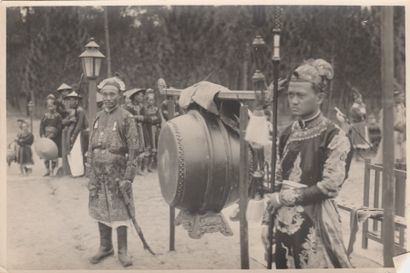 null 1924
KHAI ÐINH, l'empereur d'Annam, reçoit, Pierre Pasquier, le Résident supérieur...