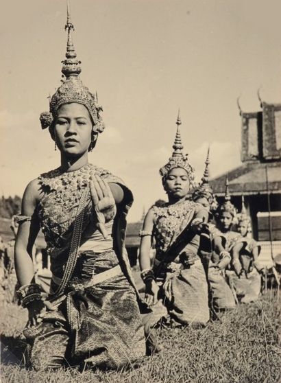 null Danseuses cambodgiennes incarnant une apasara devant le palais royal de Phnom...