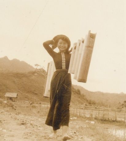 1940 [ANONYME]-TONKIN 
Jeune Muong porteuse d'eau dans le nord du Tonkin.
Tirage...