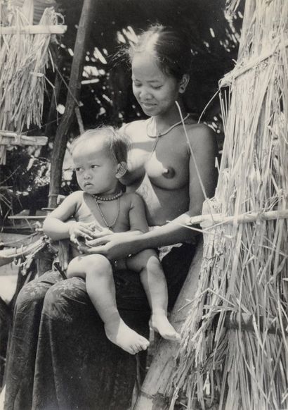 [Anonyme] 
Une jeune Moï et son enfant.
Vers 1948.
Tirage argentique d'époque au...