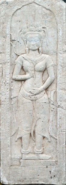 null Plaque de moulage d'une stèle, figurant une Apsara.
Cambodge ou Khmer.
(acc.).
Larg....