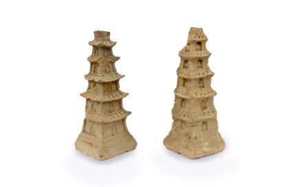 null Deux sujets en terre cuite figurant des pagodes comprenant des niches dans lesquelles...