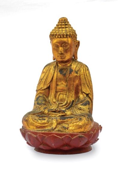 null Sujet en bois laqué rouge et doré,
Bouddha assis sur un socle lotiforme, les...