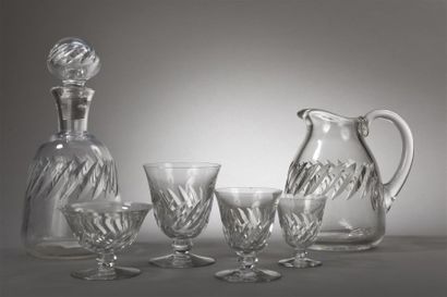 null BACCARAT. Partie de service de verres en cristal ciselé de feuillages stylisés,...