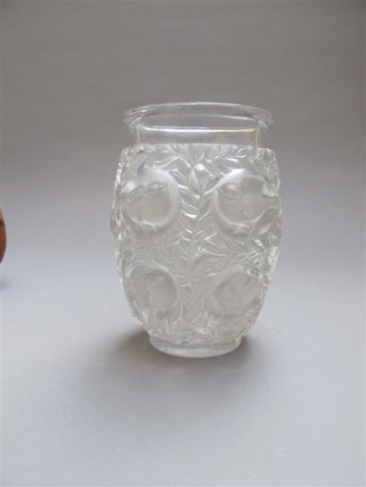 null LALIQUE d'après René LALIQUE (1860-1945). Vase en cristal soufflé moulé et en...