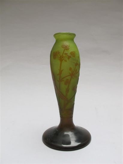 null Emile GALLE (1846-1904). Vase balustre en verre multicouche brun sur fond vert...