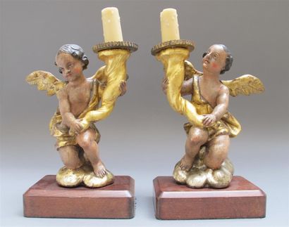 null Paire de flambeaux en bois doré figurant des anges sur des nuées. H. : 27 c...