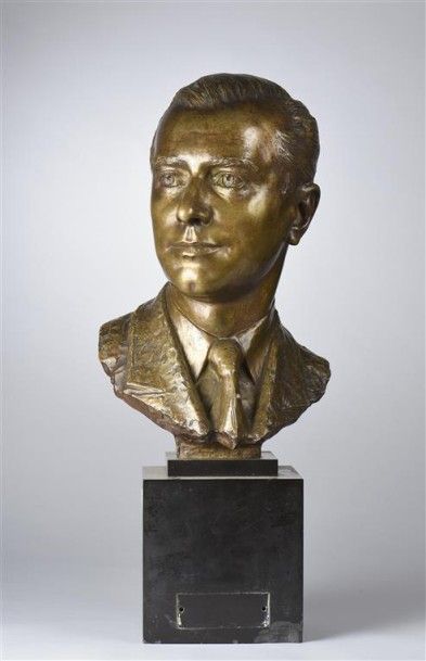 null Ecole du XXe siècle. Portrait d'homme. Groupe en bronze, base en marbre noir....