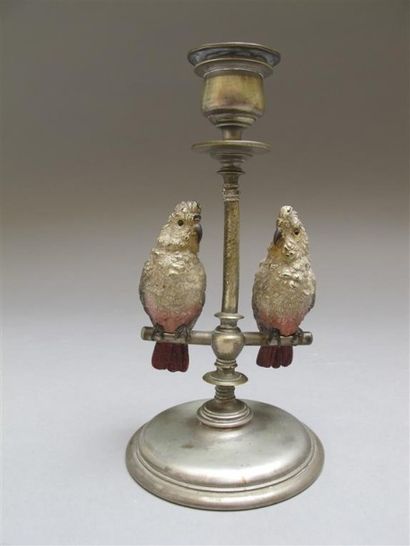 null Flambeau en étain à décor de 2 perruches en bronze de Vienne polychrome, signé....