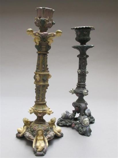 null Deux flambeaux peints en bronze piétement tripode à décor de putti et bacchantes...