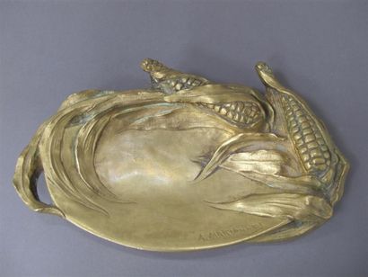 null Albert MARIONNET (1852-1910). Vide poche en bronze doré à décor en semi relief...