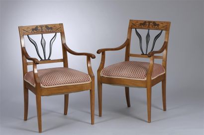 null Paire de fauteuils en placage de bois clair, dossier droit à gerbe en bois teinté...