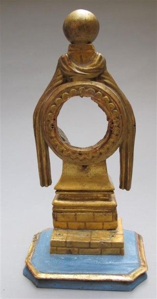 null Porte-montre en bois doré à décor sculpté de drapés. Travail du début du XIXe...