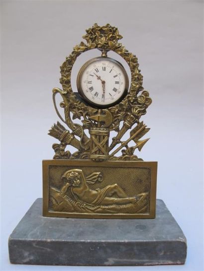 null Porte-montre portique en bronze doré sculpté d'un ange drapé, carquois et faisceaux...